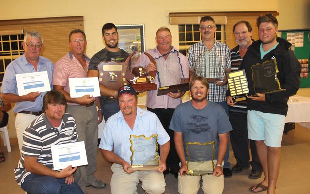 2014 se pryswenners, met voor vlnr Henry Smit, Stephen Ashlin, Arno van der Merwe en agter vlnr Mynhardt van Niekerk, Sihan Toua, Johan Lesch, Oubaas Lesch, Leibrandt van Niekerk, Frans Claassen (Voorsitter) en MornÃ© Olivier 